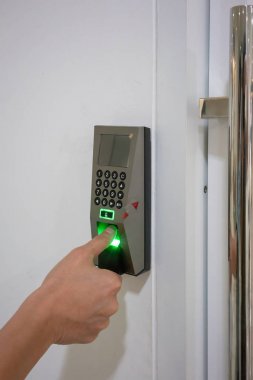 Parmak izi ve parola kullanarak kimlik doğrulaması aygıt bir