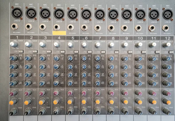 Técnico de sonido mezclador de audio ecualizador de control de fondo . — Foto de Stock