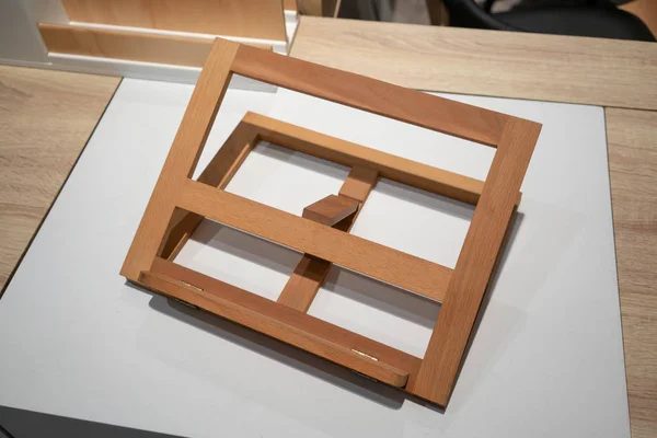 Holzstaffeleien oder Maltafeln auf weißem Tisch — Stockfoto