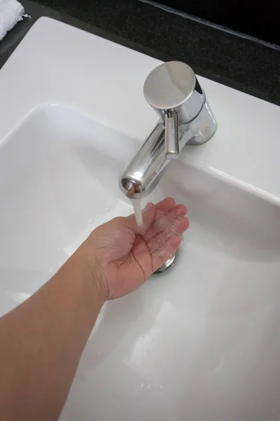 Мытье рук без мыла под водой . — стоковое фото