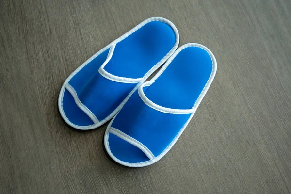 Un paio di pantofole monouso blu con texture morbida schiuma per in — Foto Stock