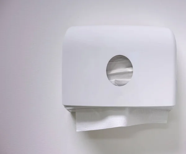 Белая коробка салфеток висит на стене в туалете — стоковое фото