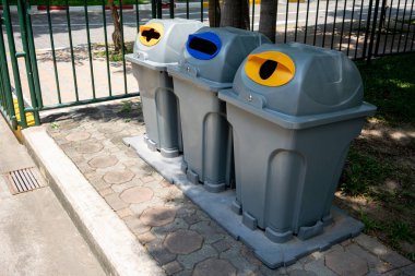 Park alanı, geri dönüşümlü bin. Farklı renk çöp kutularını satırda 