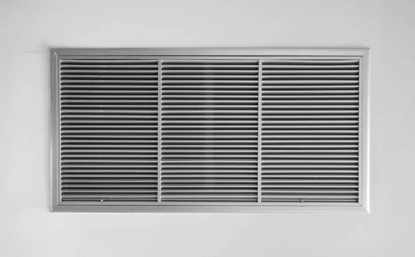Ventilador de aire, marco de listón de metal en la pared blanca —  Fotos de Stock