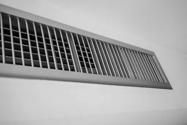 Ventilador Aire Marco Listón Metal Sobre Fondo Pared Blanco Enfoque —  Fotos de Stock