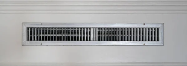 Ventilador de aire, marco de listón de metal sobre fondo de pared blanco . —  Fotos de Stock
