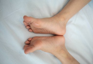 Çocukların çıplak ayakları. Çocuğun çıplak ayakları beyaz 