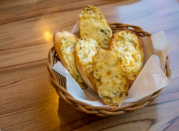 Pan de ajo y hierba con queso en la canasta — Foto de Stock
