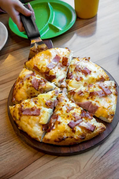 Піца з беконом шинка і ананас на столі — стокове фото