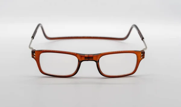 Eine transparente braune Kunststoffbrille oder Brille isoliert auf — Stockfoto
