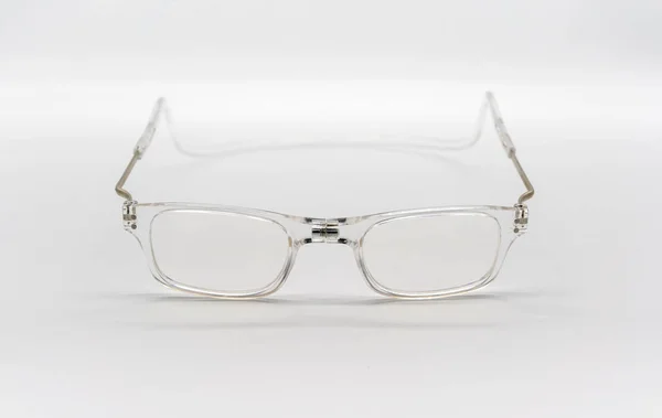 Przezroczyste jasne, plastikowe okulary i okulary na tle — Zdjęcie stockowe