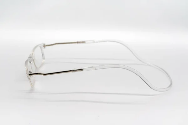 Occhiali o occhiali trasparenti in plastica trasparente isolati su — Foto Stock