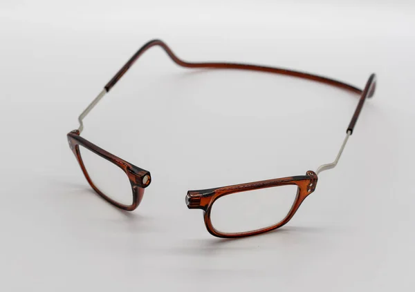 Şeffaf bir kahverengi plastik göz-giyim veya gözlükleri üzerinde izole — Stok fotoğraf