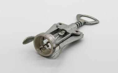 Eski paslı tirbuşon beyaz izole 