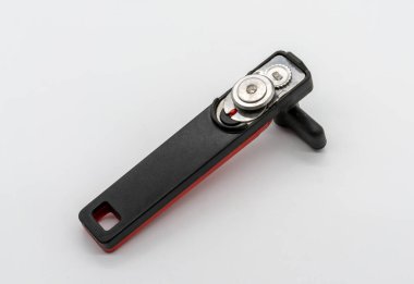 Modern siyah ve kırmızı beyaz bir arka plan üzerinde açacağı