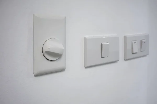 Um interruptor elétrico do dimmer do fã do ciclo contra a parede branca — Fotografia de Stock