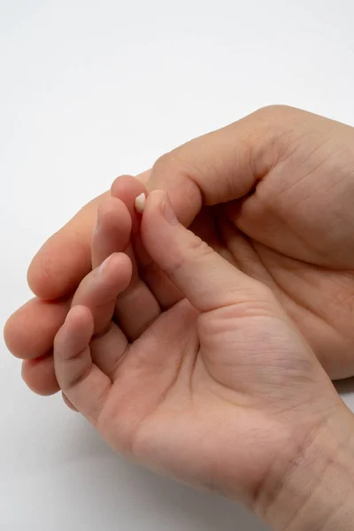 Ragazzo e madre mani che tengono i denti da latte. Assistenza sanitaria infantile — Foto Stock