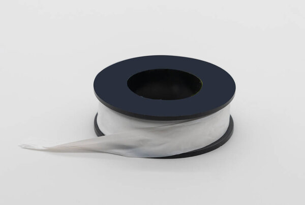 Уплотнение тефлоновой нити изолировать на белом
 