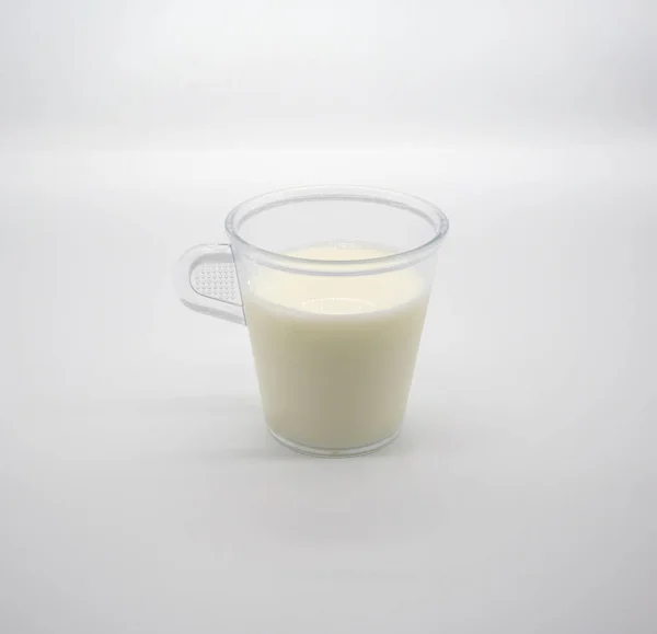 Leche fresca o leche de soja en taza de plástico transparente con mango aislado — Foto de Stock
