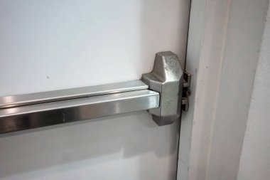 Acil çıkış mandal ve kapı kolu kadar kapalı. İtme bar ve 