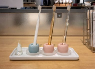 Renkli seramik diş fırçası stand ahşap raf 