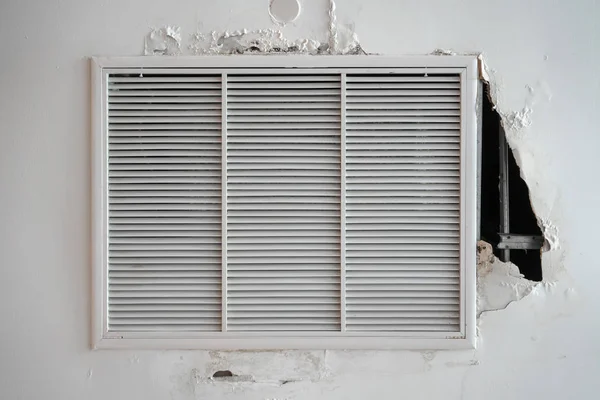 Beschadigde lucht ventilator, metalen slat frame op plafond — Stockfoto