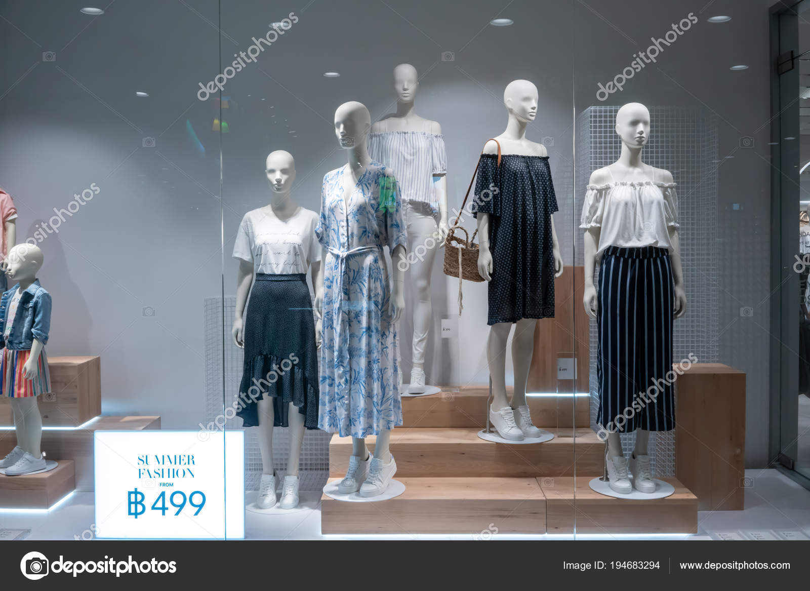 H&M shop at Central Rama9, Bangkok, Thailand, Apr 30, 2018 – Stock  Editorial Photo © v74 #194683294