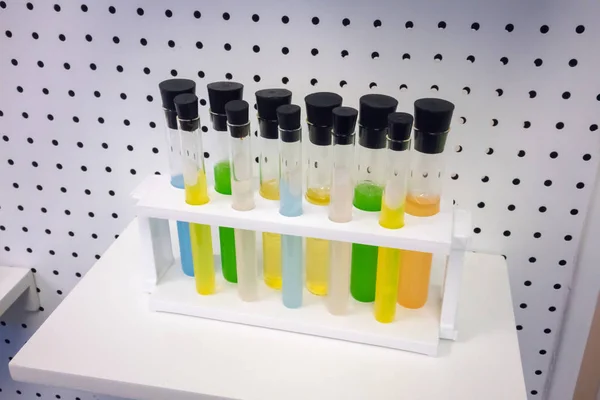 Un conjunto de colores y productos químicos con equipo de laboratorio en plástico blanco —  Fotos de Stock