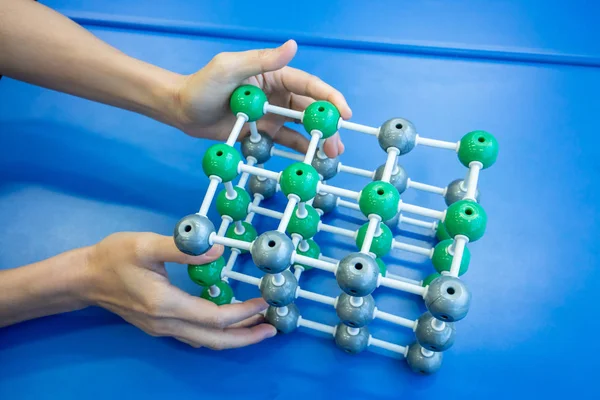 Modelo de estructura molecular sobre fondo azul — Foto de Stock