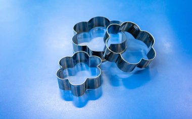 Grup mavi izole çerez kesici