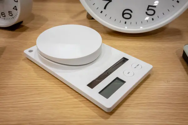 Электронные весы для многоцелевого взвешивания на деревянном столе — стоковое фото