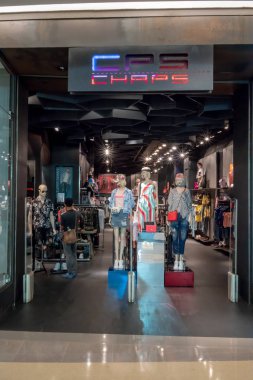 Emquatier, Bangkok, Tayland, 30 Nisan 2018 dükkanında deri pantolon