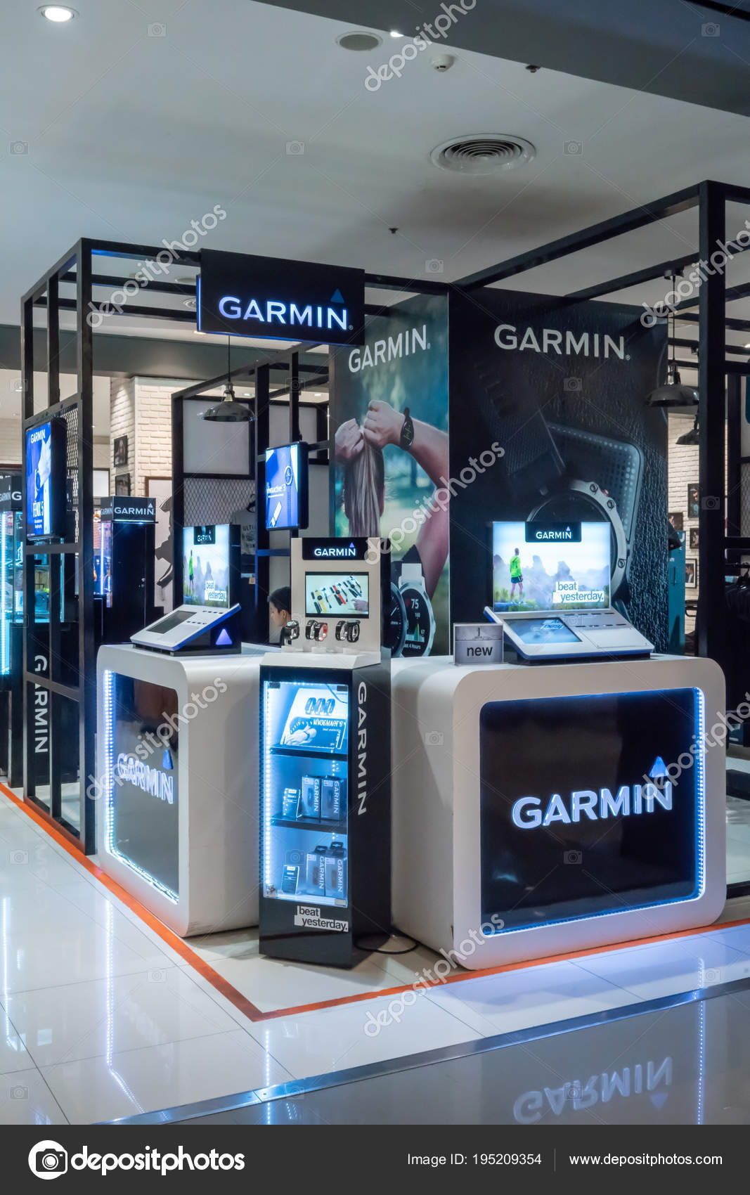 Ontmoedigd zijn Zij zijn Mathis GARMIN shop at Central Rama9, Bangkok, Thailand, April 30, 2018 – Stock  Editorial Photo © v74 #195209354
