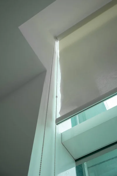 Sistema de riel de cortina blanca con cortina ligera instalada en el techo —  Fotos de Stock
