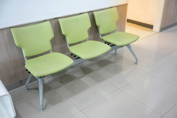 Řadu světle zelené židle na nemocniční chodbě. Světle zelená c — Stock fotografie
