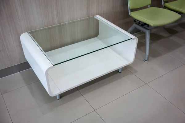 Σύγχρονη λευκό τραπέζι κοντά στο πράσινο δερμάτινες καρέκλες — Φωτογραφία Αρχείου