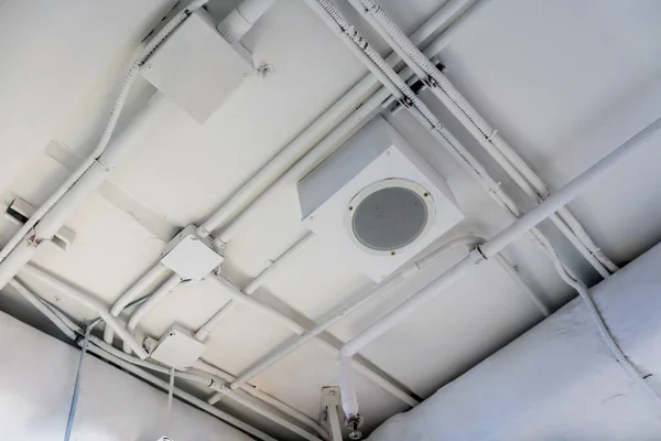 Rundkreis-Lautsprecher und Gitter hängen an weißer Decke. — Stockfoto