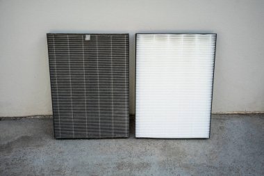 Eski ve yeni değiştirilebilir hava temizleyici filtresi arasında karşılaştırma yapılıyor