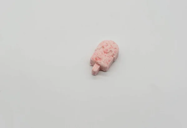 Mini bomba da bagno a forma di gelato con colore rosso fiocco isolato su — Foto Stock