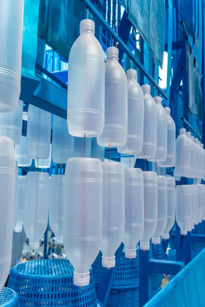 Białe plastikowe butelki wiszące z metalowym temblakiem do wyświetlania dekoracji — Zdjęcie stockowe