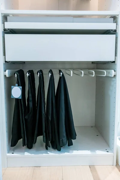 Calças Básicas Pretas Penduradas Armário Com Gaveta Para Design Interiores — Fotografia de Stock