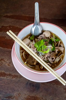 Thai lezzetli haşlanmış biftek ahşap masada şehriye çorbası.