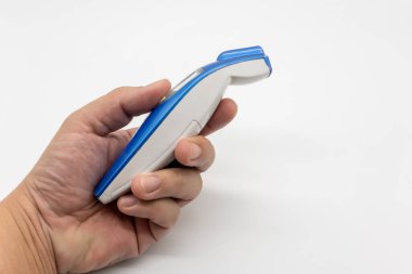 Beyaz arka planda dijital termometreyi tutan adam.