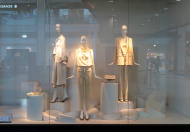 Mega Bangna, Bangkok, Tayland, Mar 9, 2020 'deki Zara mağazası lüks ve modaya uygun vitrinler. Butik kadın kıyafetleri ve çanta vitrini modern tarzda..