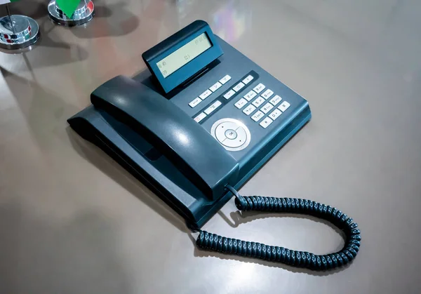 Telefone Preto Mesa Marrom Moderno Espaço Escritório Trabalho — Fotografia de Stock