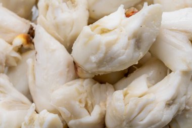 Kapalı kapılar ardında beyaz arka planda izole edilmiş taze mavi yengeç eti yığını. Seçici odak.