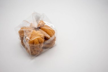 Beyaz arka planda izole edilmiş eski yumurta kekleri (Kanom khia).
