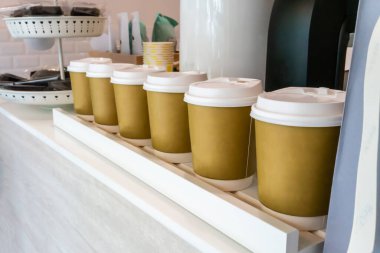 Tek kullanımlık plastik bardaklar kahve dükkanında sergilenmek için sırada bekliyor..