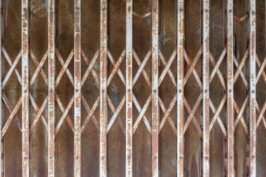 Eski paslı metal çit kapısını kapatın. Paslı metal sürgülü kapı