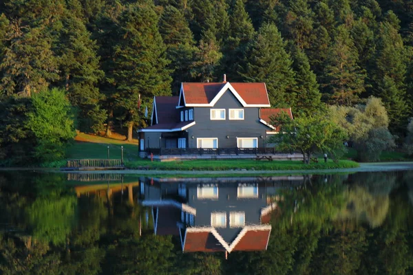 Bolu Golcuk doğal parkında bir göl evi.